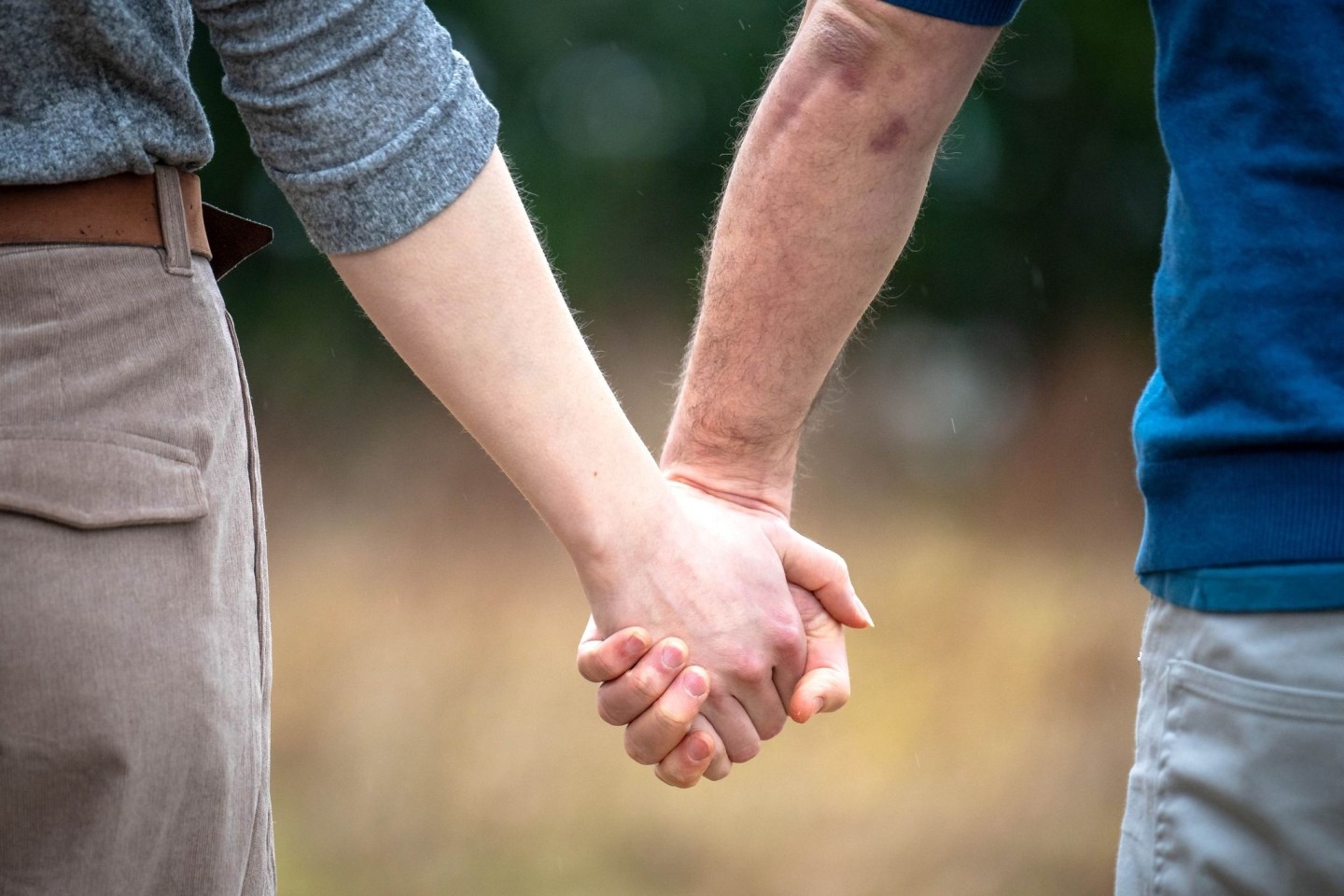 Wie kann man eine gute Beziehung führen? Gary Chapman antwortet darauf mit den «Fünf Sprachen der Liebe».
