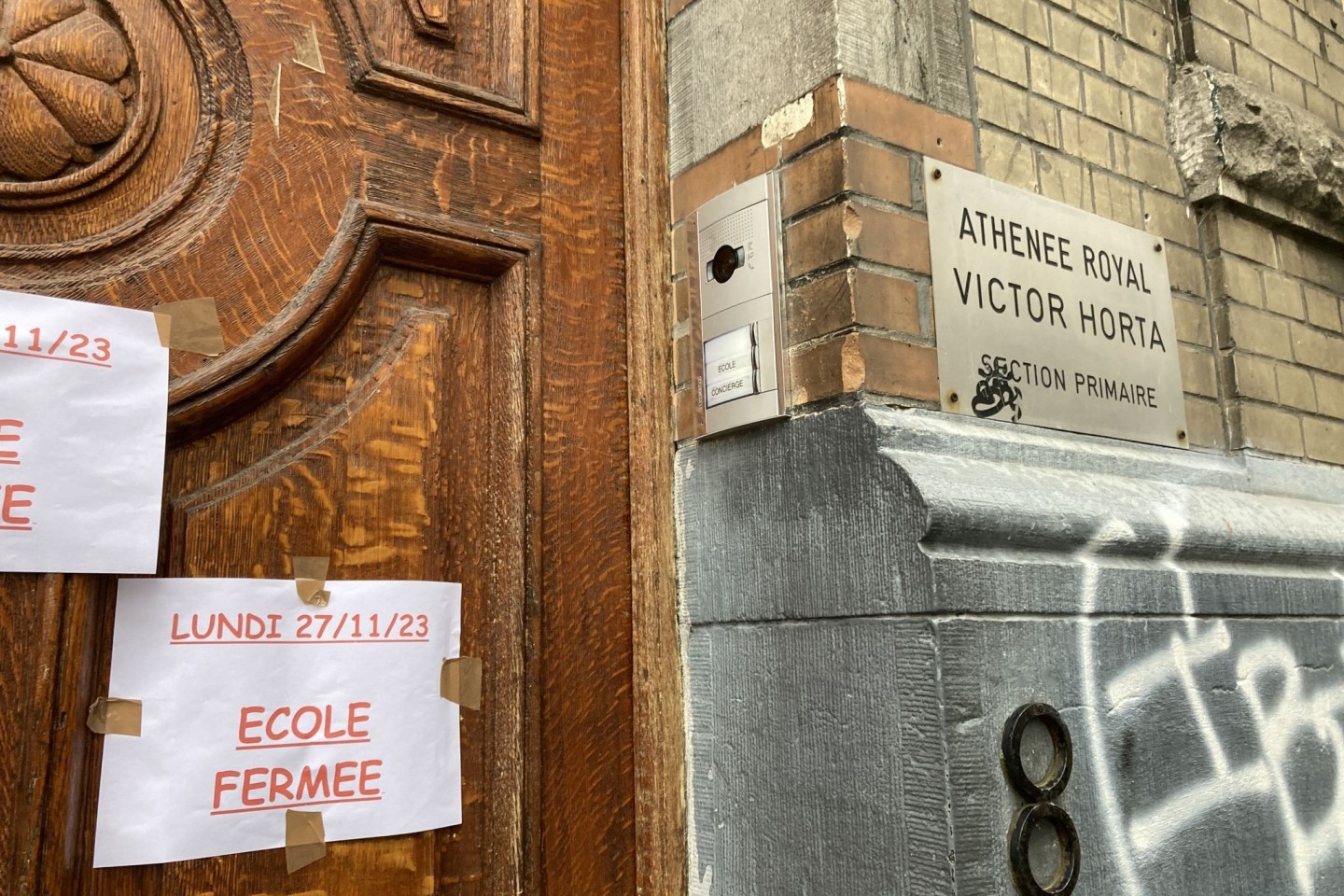 Zettel kleben an der Eingangstür der Athenee-Royal-Victor-Horta-Schule in Brüssel, um Schüler und Eltern zu informieren, dass die Schule geschlossen ist.
