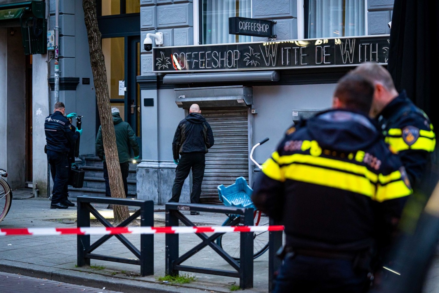 Einsatzkräfte der Polizei untersuchen einen Explosionsort in Rotterdam.