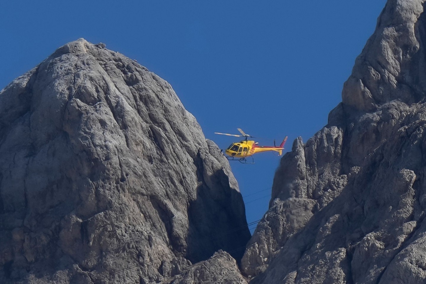 Ein Rettungshubschrauber überfliegt den Punta-Rocca-Gletscher in der Nähe von Canazei in den italienischen Alpen. (Symbolbild)
