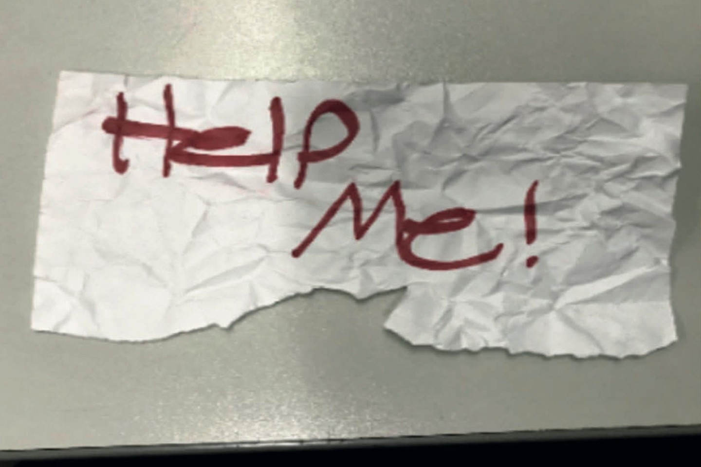 «Hilf mir»: Diese stück Papier hielt das Mädchen aus dem Auto hoch.