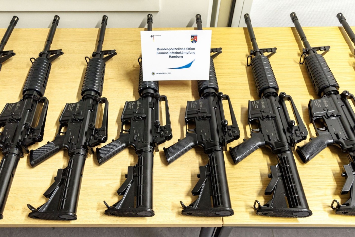 Sichergestellte Schusswaffen aus dem Diebstahl werden in Hamburg präsentiert.