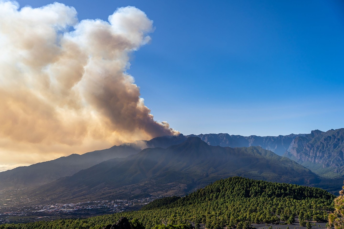 Rauch steigt von einem Waldbrand auf. Das seit Samstagmorgen in der Nähe der Ortschaft Puntagorda im Nordwesten der Insel La Palma wütende Feuer hat knapp 4000 Hektar erfasst.