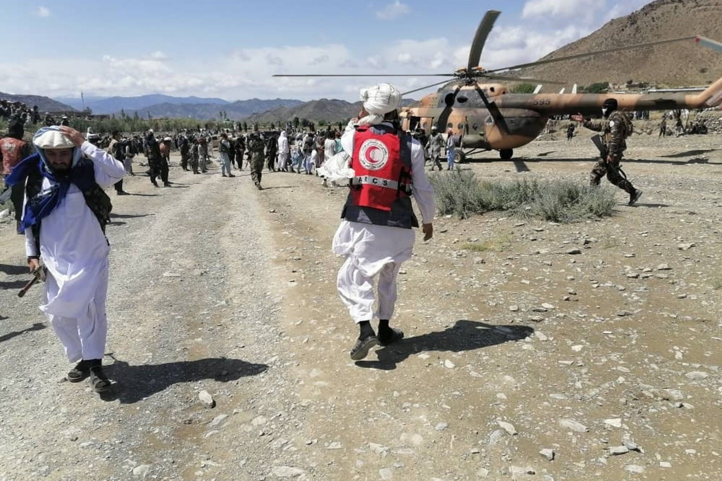 Ein Helfer des Roten Halbmonds in der betroffenen Region Paktika. Bei einem heftigen Erdbeben sind zahlreiche Menschen ums Leben gekommen.