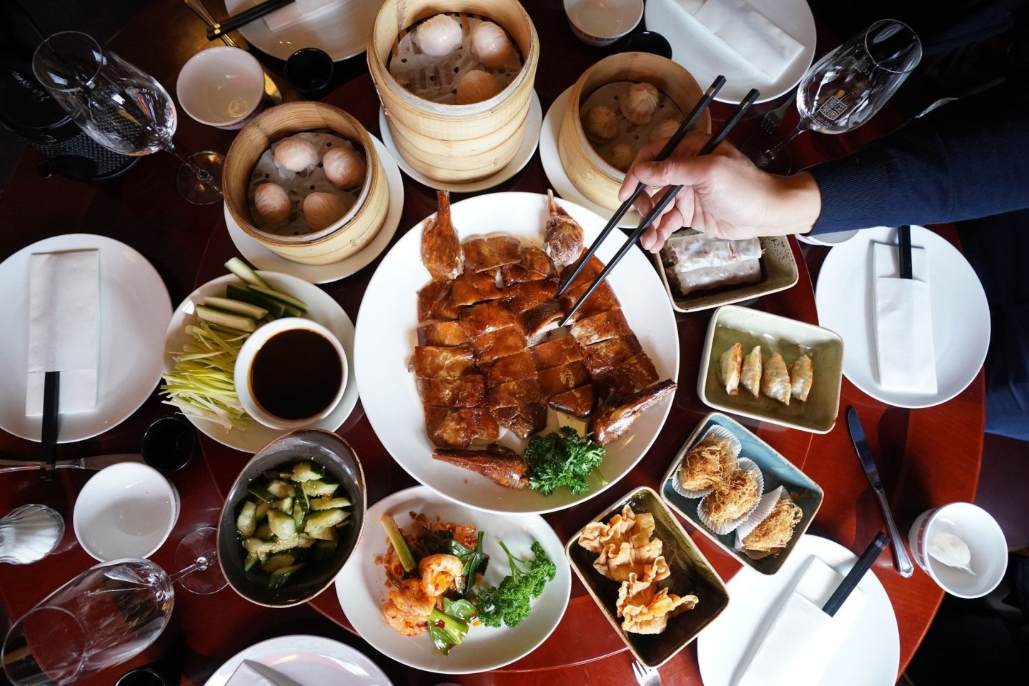 Typisch für Chinarestaurants: Es gibt nicht immer Peking-Ente, aber Süß-Sauer mit Schwein, Rind, Ente, Huhn.