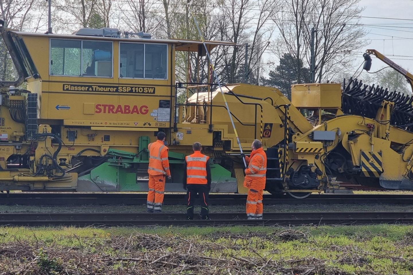 Nach dem Stromschlag, durch den ein Jugenlicher lebensgefährlich verletzt wurde, untersuchen Bahn-Mitarbeiter in Langenhagen die Leitung.