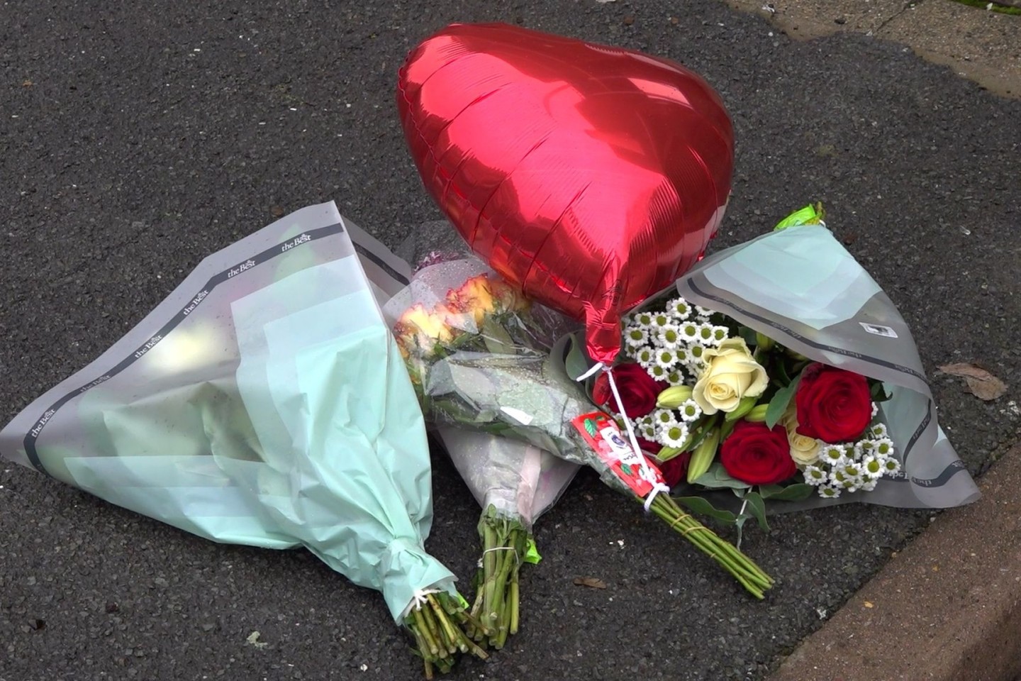 Blumen auf einem Gehweg in der Nähe des Tatorts. Im Südosten Londons sind zwei 16-Jährige erstochen worden.