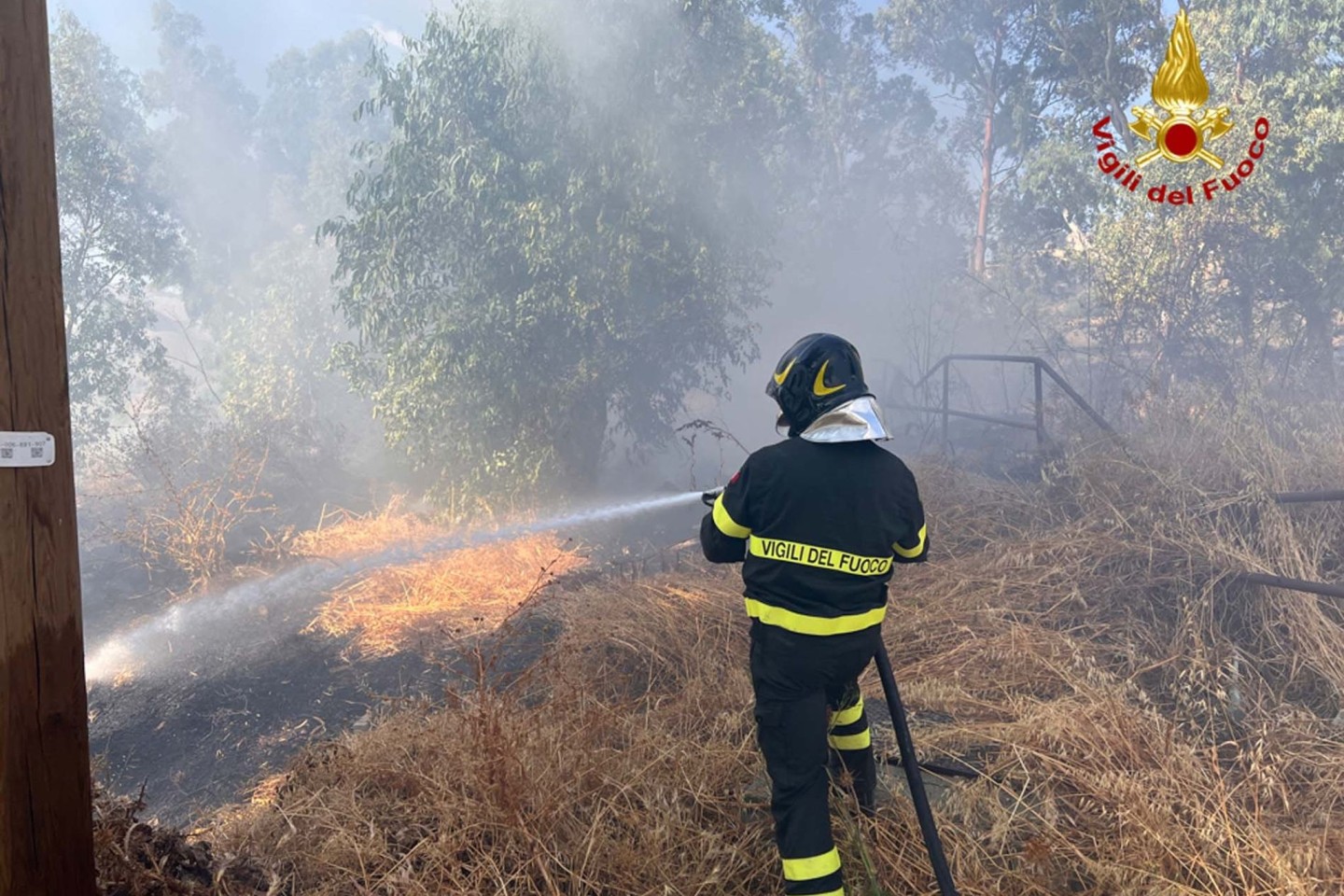 Ein Feuerwehrmann löscht einen Waldbrand auf Sizilien.