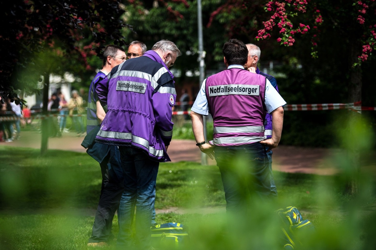 Notfallseelsorger stehen vor dem Gymnasium in Bremerhaven.