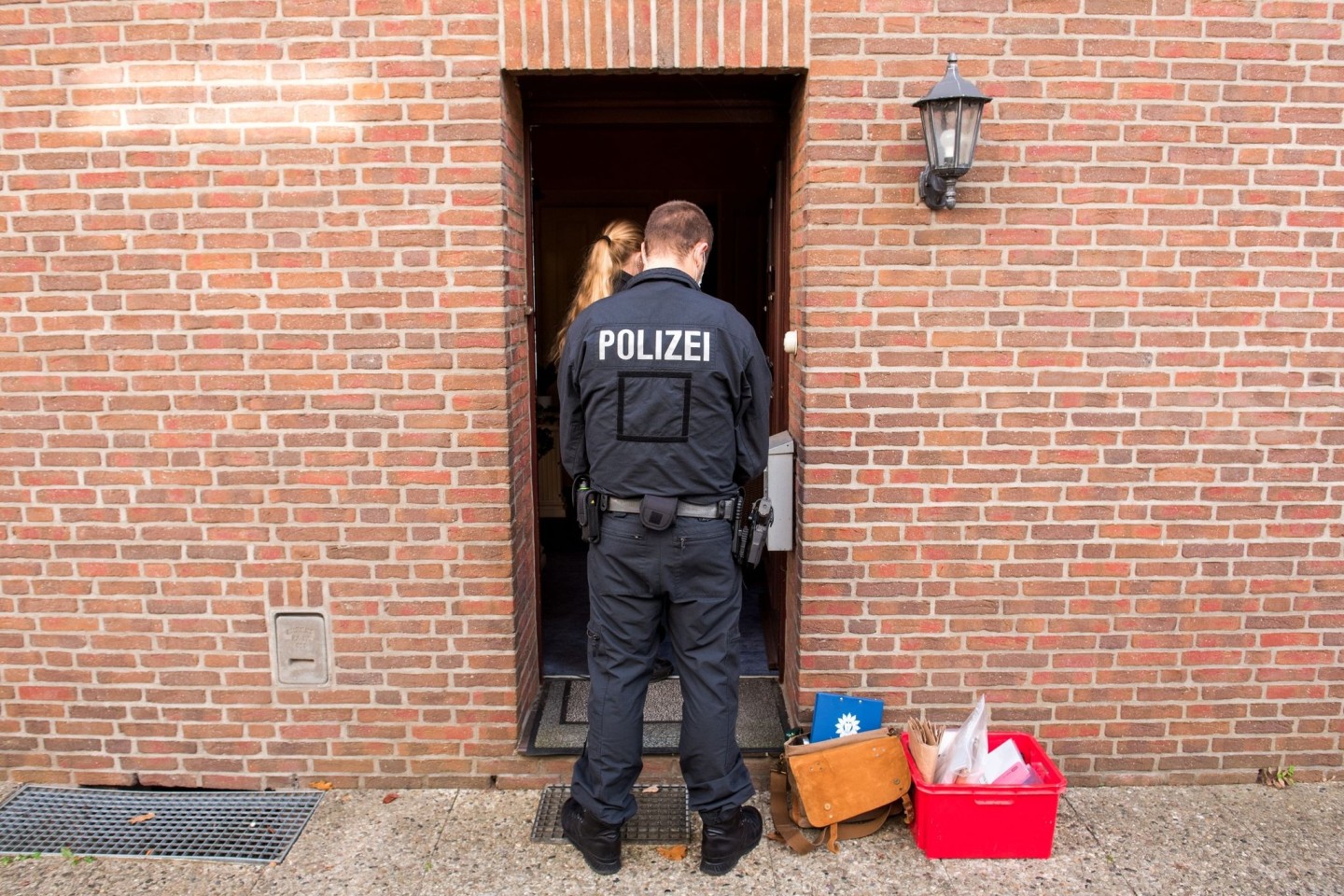 Einsatzkräfte vor einem Wohnhaus in Norderstedt. Objekte in Hamburg, Niedersachsen und Schleswig-Holstein wurden durchsucht.