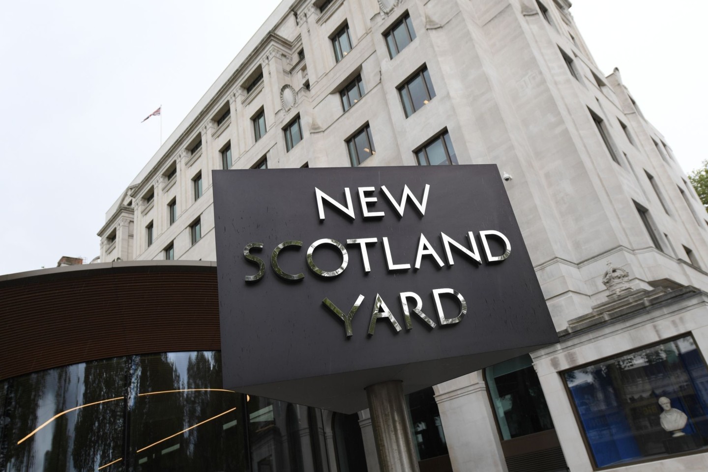 Die Polizeibehörde Scotland Yard in London kommt nicht aus den Schlagzeilen.