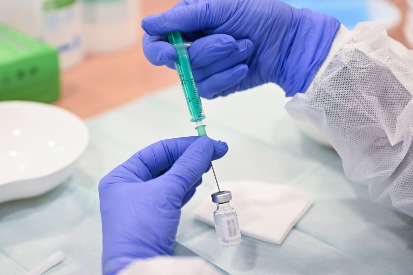 Eine Mitarbeiterin des Klinikums Stuttgart bereitet eine Spritze für eine Impfung gegen das Coronavirus vor.