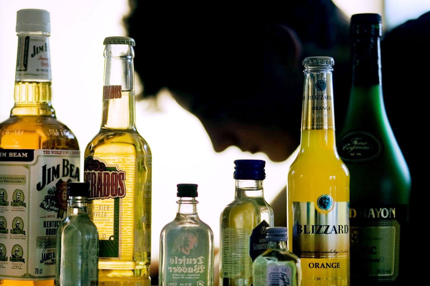 Ein Jugendlicher hinter Flaschen: Die Steigerung von Gewalttaten unter Alkohol ist sowohl bei jungen Frauen als auch jungen Männern zu beobachten.