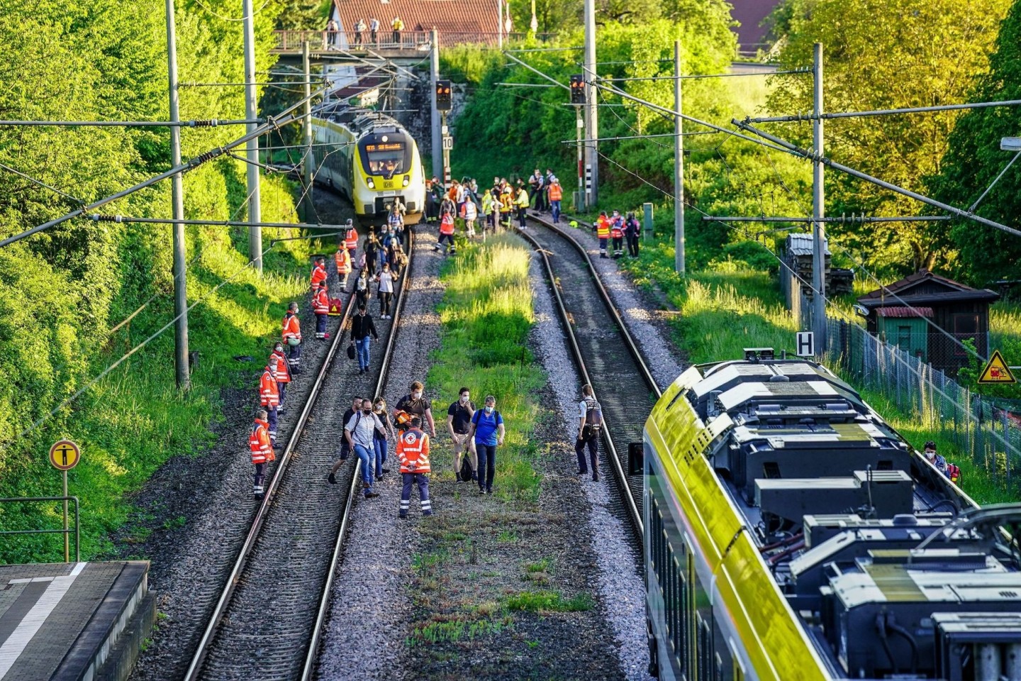 Passagiere verlassen den Zug nach dem Unglück in Oppenweiler.