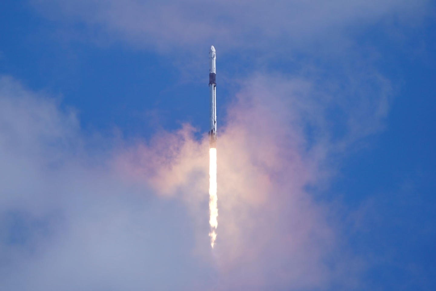 Eine «Falcon 9-Rakete» der Firma SpaceX und die «Dragon-Kapsel» heben mit einer multinationalen Besatzung von vier Astronauten vom Launch Complex «39-A» in Cape Canaveral ab.