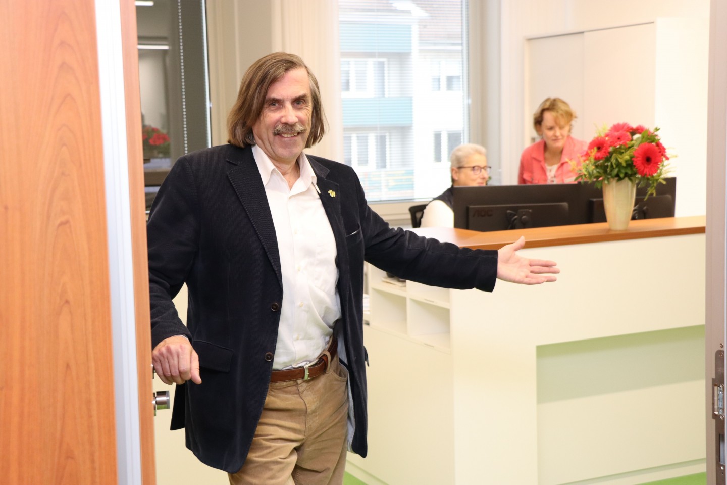 Bürgermeister Norbert Morkes hat den Platz in seinem Büro in der zweiten Etage des Gütersloher Rathauses eingenommen