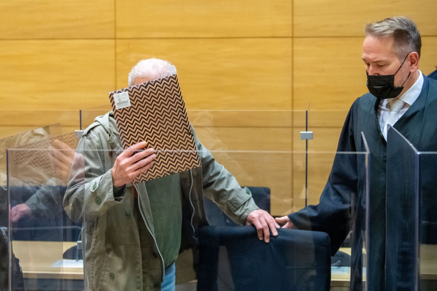 Der Angeklagte beim Prozessauftakt im Gerichtssaal am Landgericht Bielefeld neben seinem Rechtsanwalt.