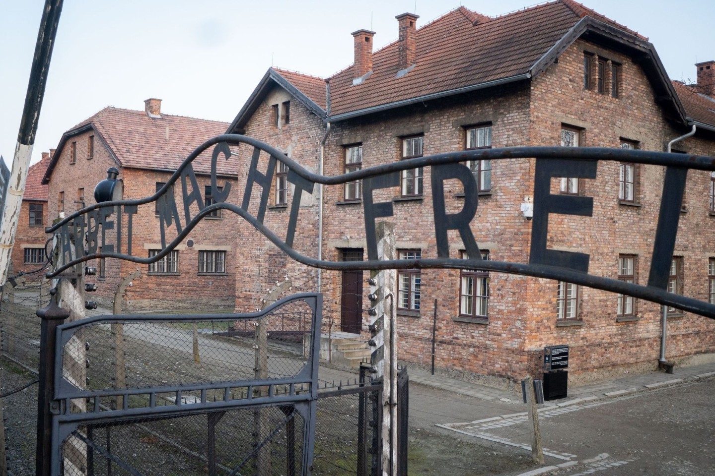 Mehrere historische Gebäude der NS-Gedenkstätte Auschwitz-Birkenau sind mit antisemitischen Parolen beschmiert worden.
