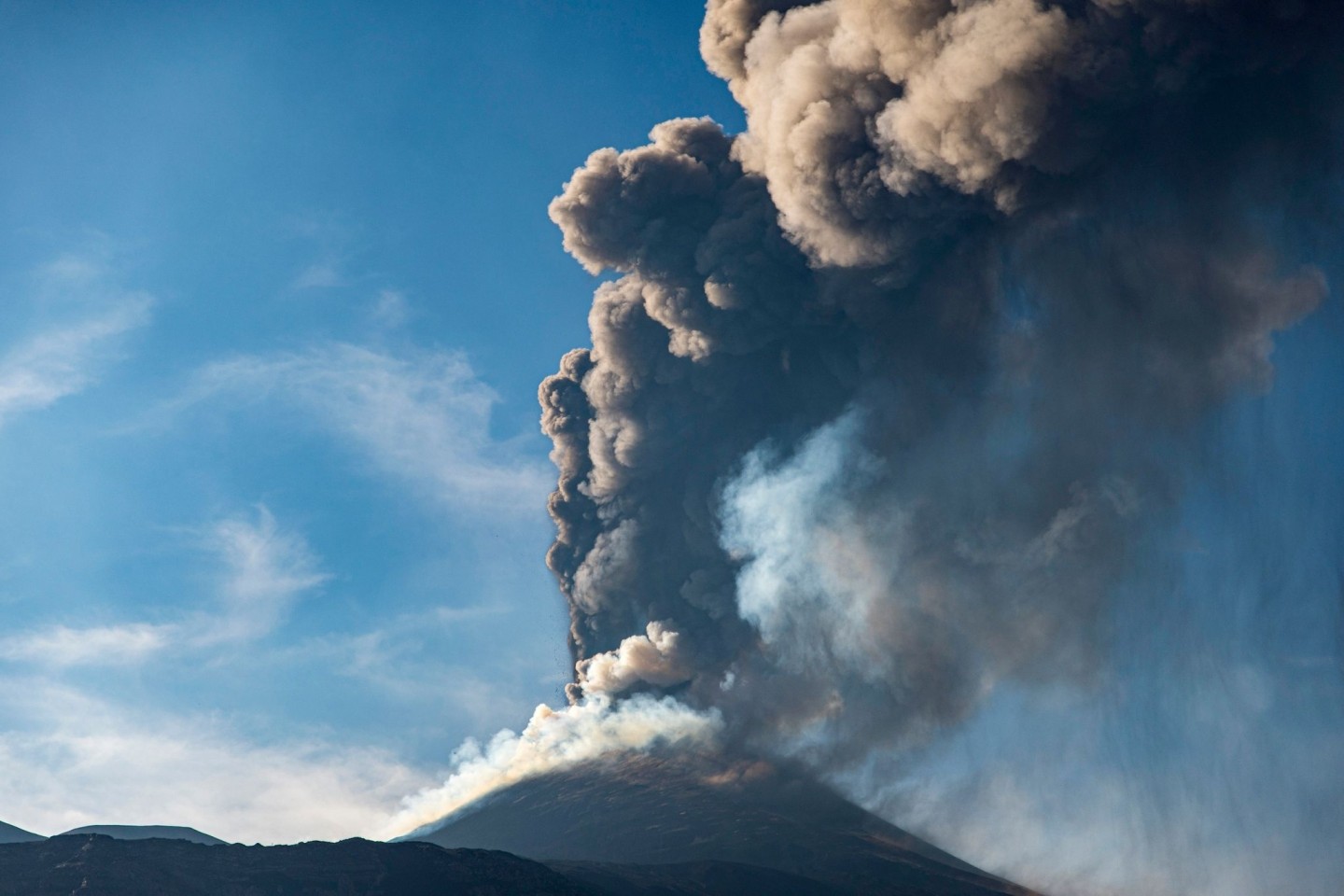 Eine Aschewolke ist während eines Ausbruchs des Ätna, dem größtem aktiven Vulkan in Europa, zu sehen.