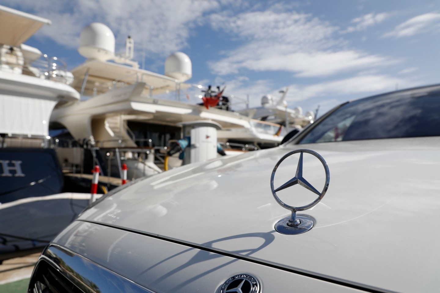 Eine Mercedes Limousine steht im Hafen von Puerto Portals vor Yachten. Lange wurde Mallorca als «Putzfrauen-Insel» verspottet, dann wurde sie für «Sauftouristen» geschmäht. Plötzlich ...