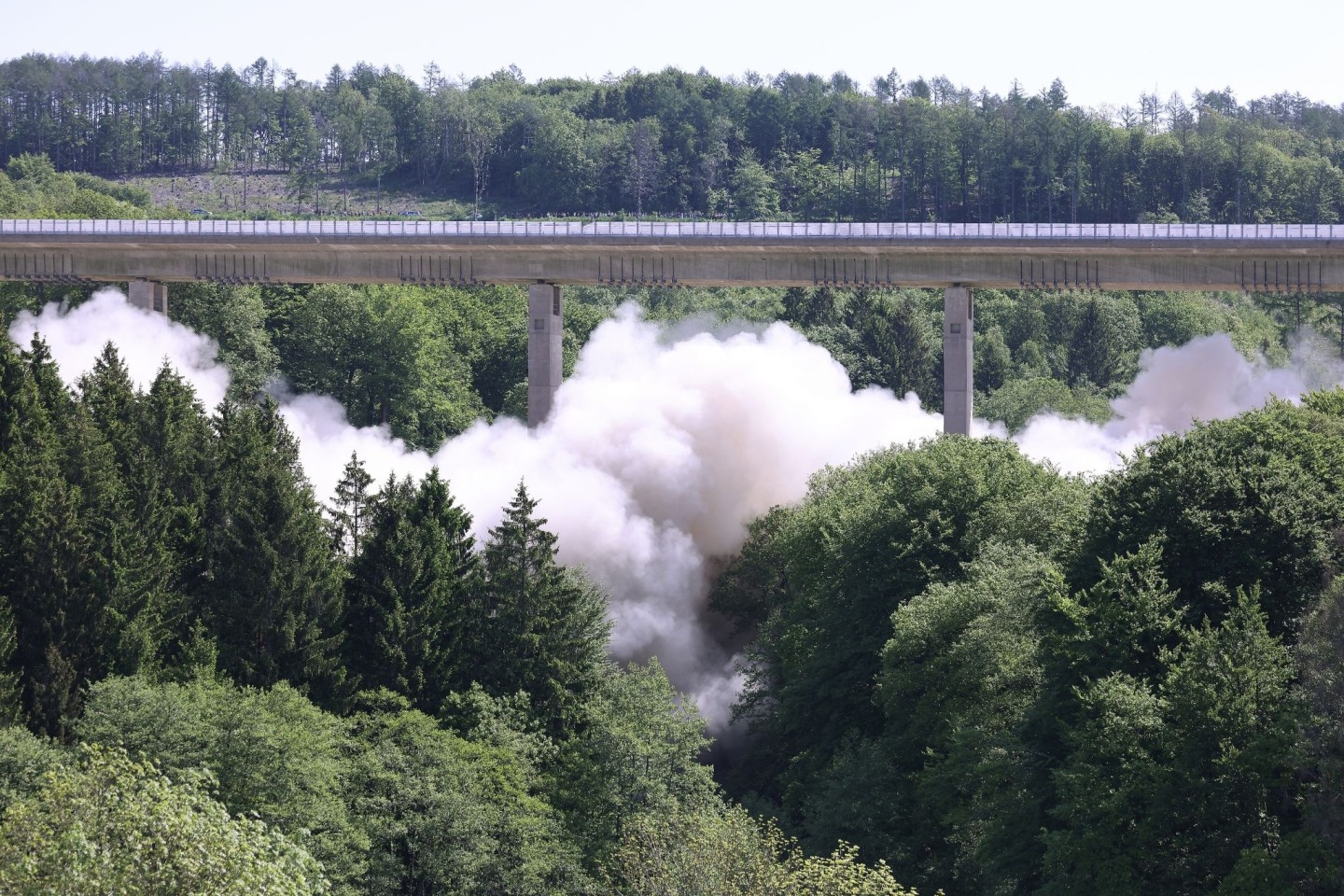 Eine große Staubwolke steigt bei der Sprengung des ersten Teilbauwerks der Sterbecke-Talbrücke auf.