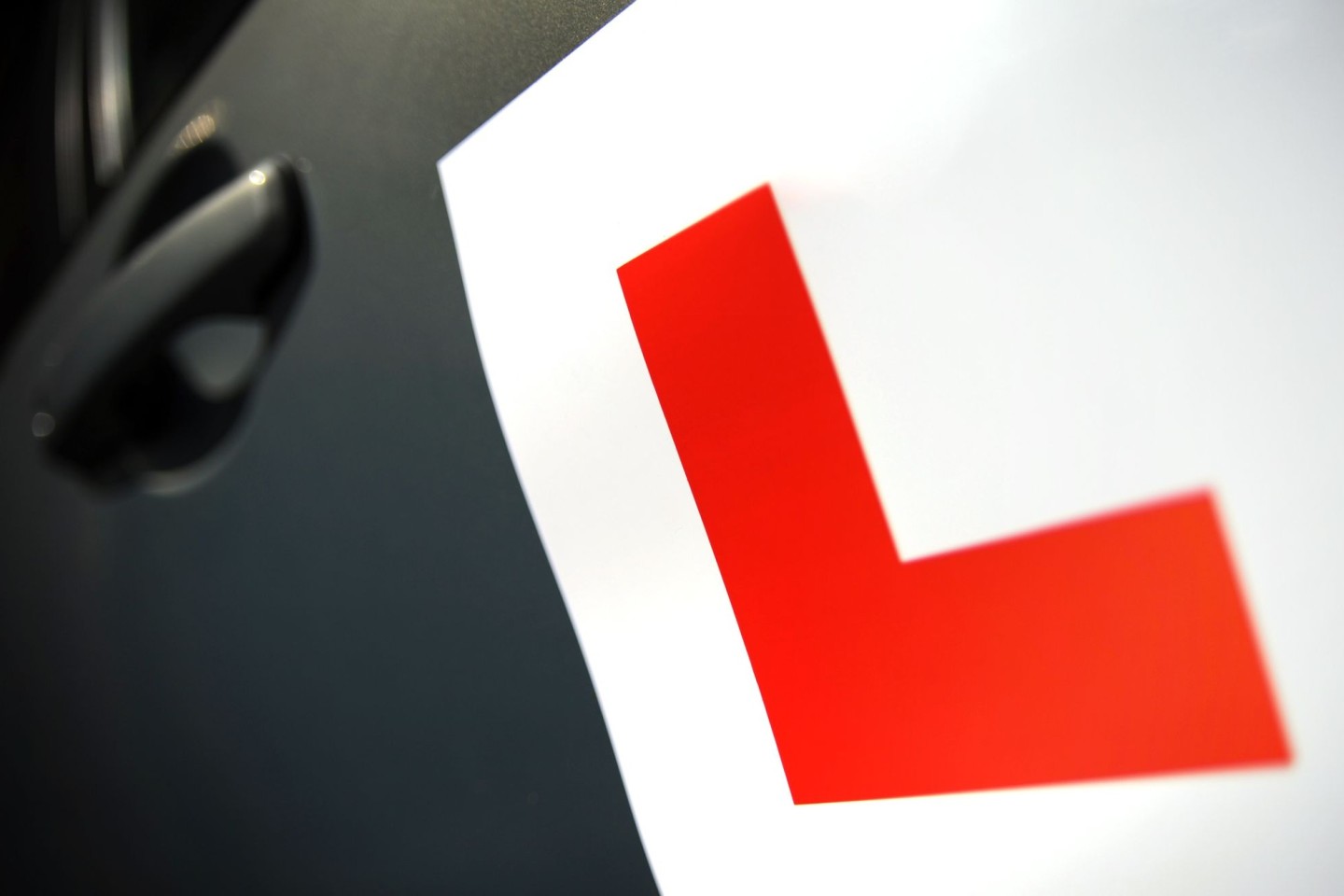 In Großbritannien können Fahrschüler in Begleitung eines qualifizierten Beifahrers und mit einem Lerner-Zeichen am Auto für begrenzte Zeit am Straßenverkehr teilnehmen.