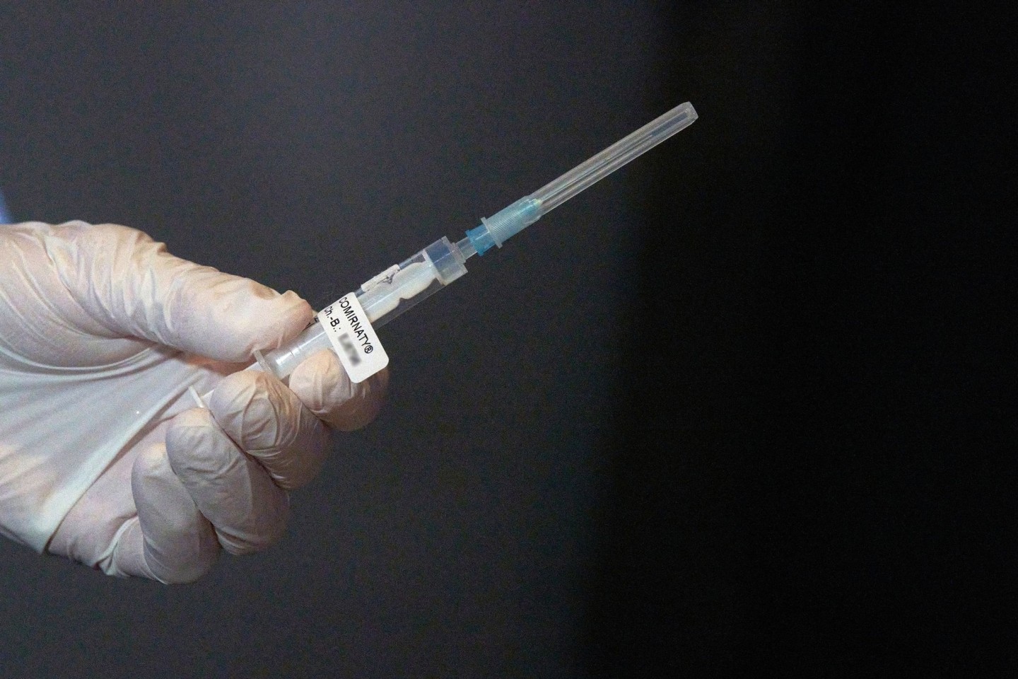 Eine Mitarbeiterin des Impfteams in Koblenz überprüft vor Beginn der Corona-Impfungen eine Spritze mit dem Impfstoff gegen Covid-19.