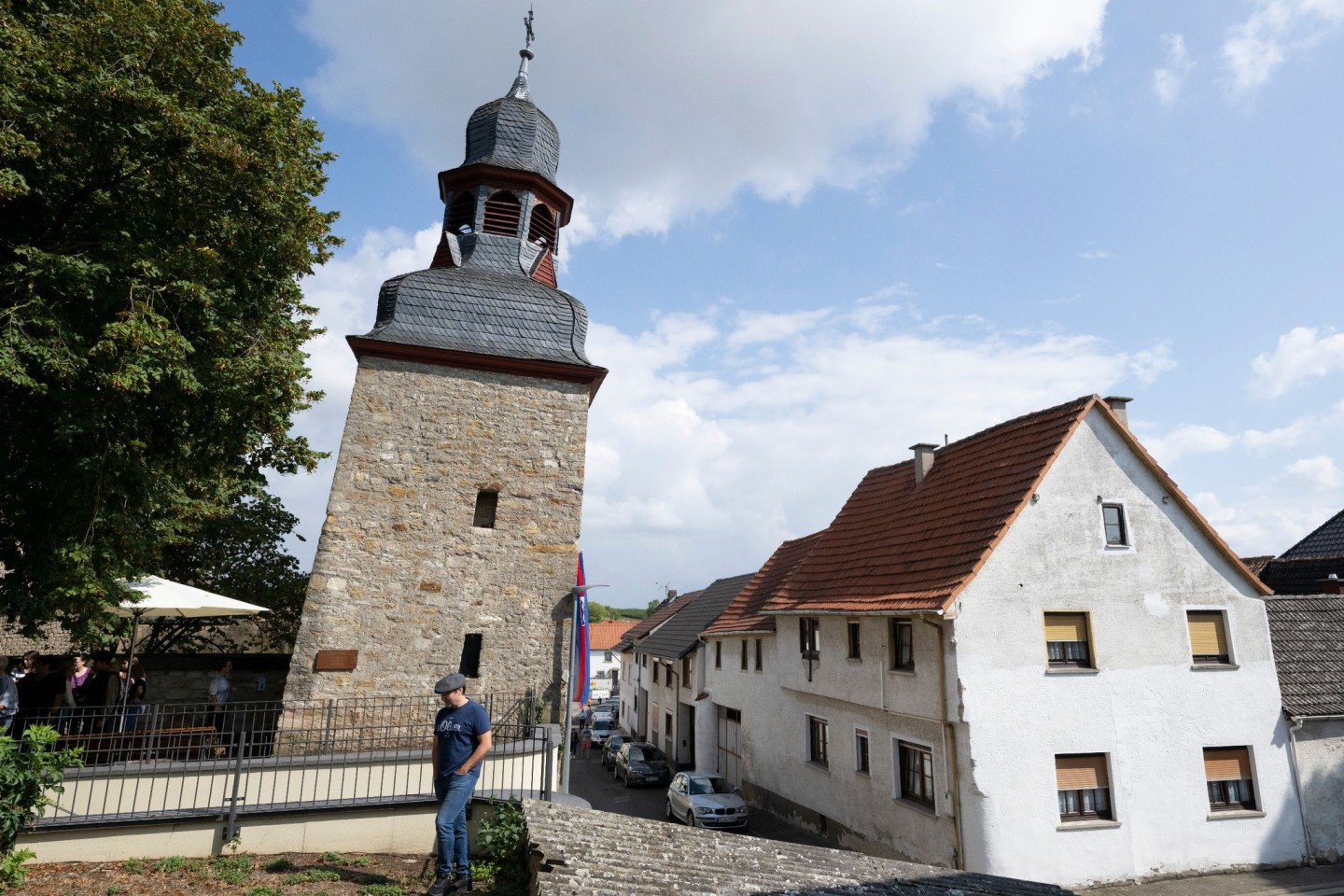 Durch die Neigung von 5,4277 Grad gilt der ehemalige Wehrturm der kleinen Gemeinde Gau-Weinheim als «schiefster Turm der Welt».