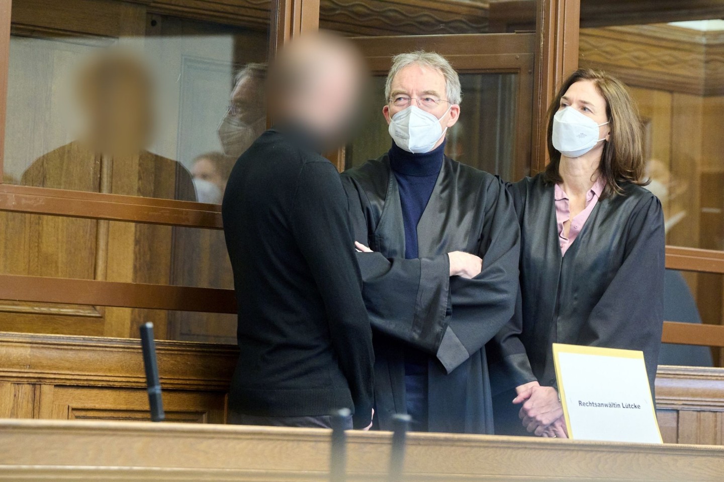 Der SUV-Fahrer (l) neben seinen Anwälten im Gericht.