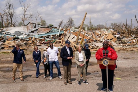 Biden besucht von Tornados verwüstete Stadt in Mississippi