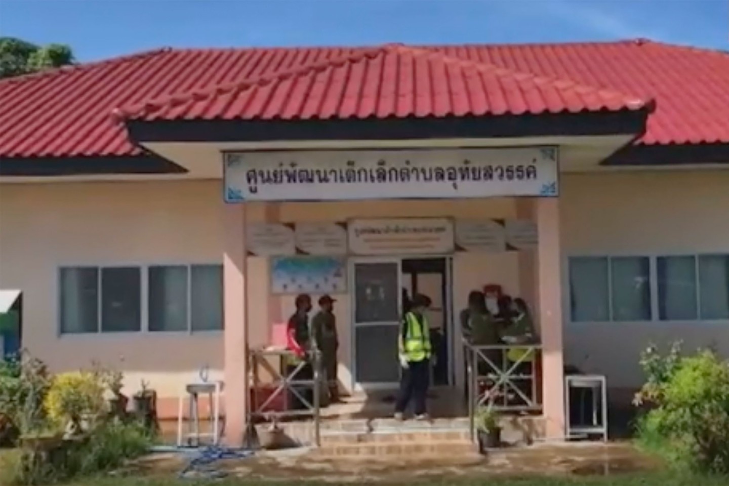 Polizisten am Einsatzort in der Kindertagesstätte in Nong Bua Lamphu.