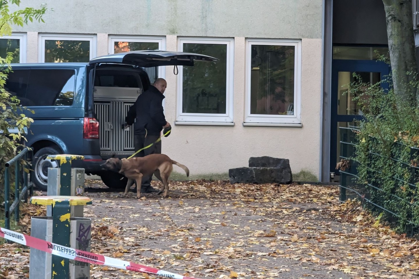Nach einer Bombendrohung ist eine Schule in Erfurt evakuiert worden.