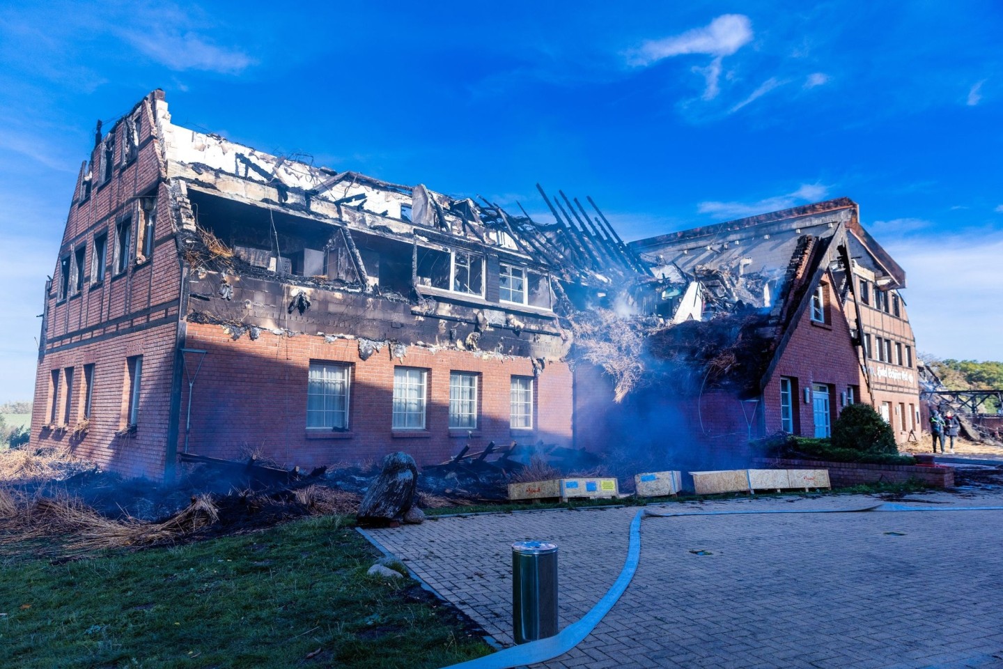Rauch steigt aus den Resten des abgebrannten Hotelgebäudes auf.