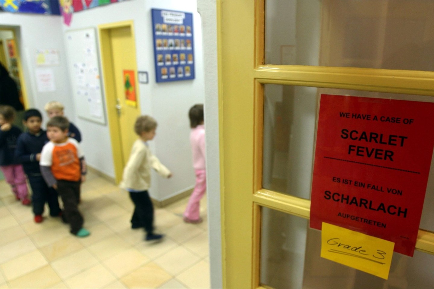 Ein Schild warnt vor Scharlach in einer internationalen Vorschule in Berlin. (Symbolbild)