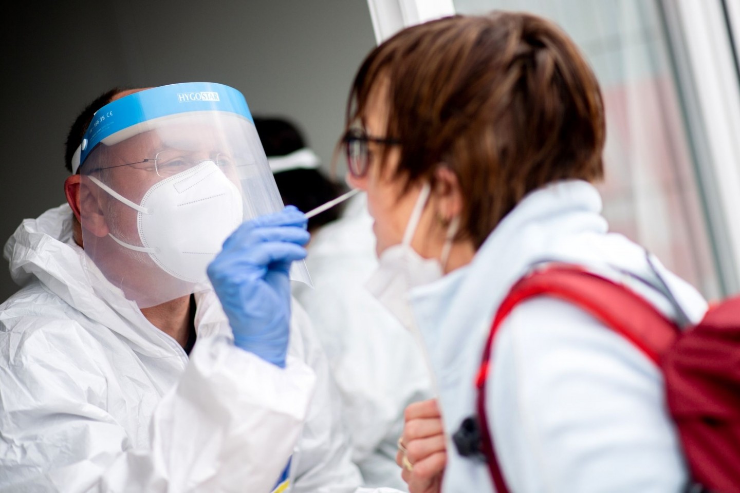 Ein Mitarbeiter eines Testcenters führt einen Test auf das Coronavirus durch. Die Zahl der Neuinfektionen in Deutschland sinkt weiter.