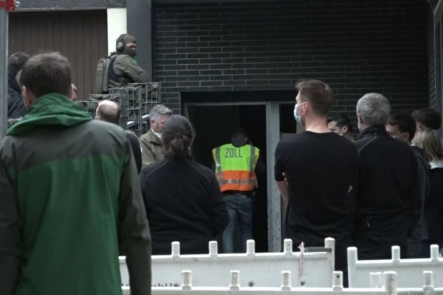 Einsatzkräfte vor einem Bürogebäude in Essen.