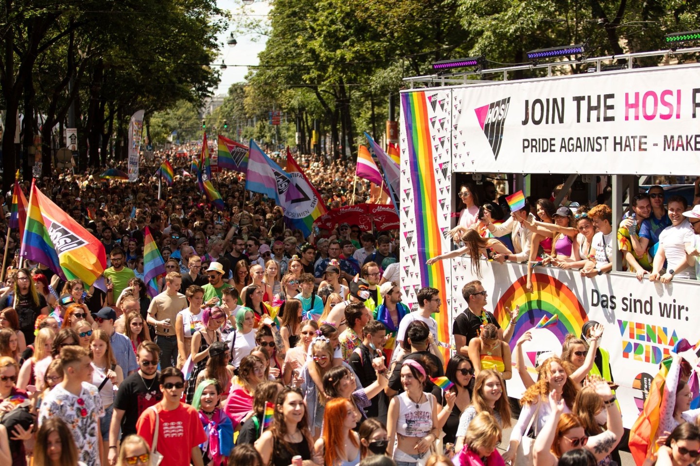 Feiernde bei der Gay Pride Rainbow Parade in Wien.