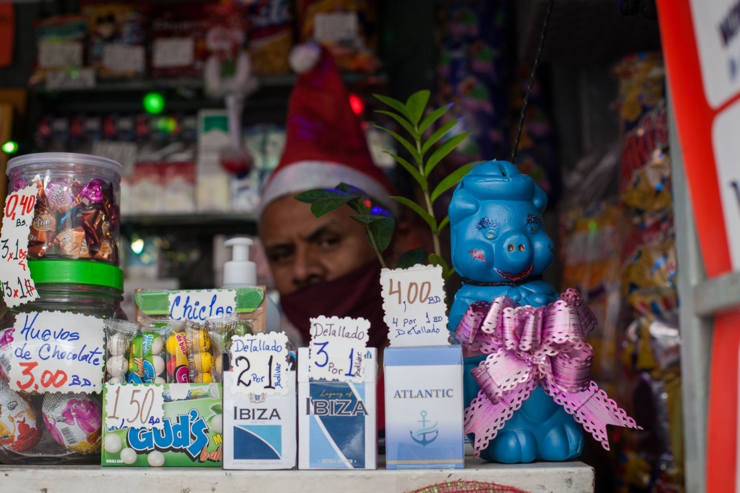 In der Weihnachtszeit stellen Ladenbetreiber in Venezuela Sparbüchsen in Form von Schweinen in ihren Geschäften und Buden auf.