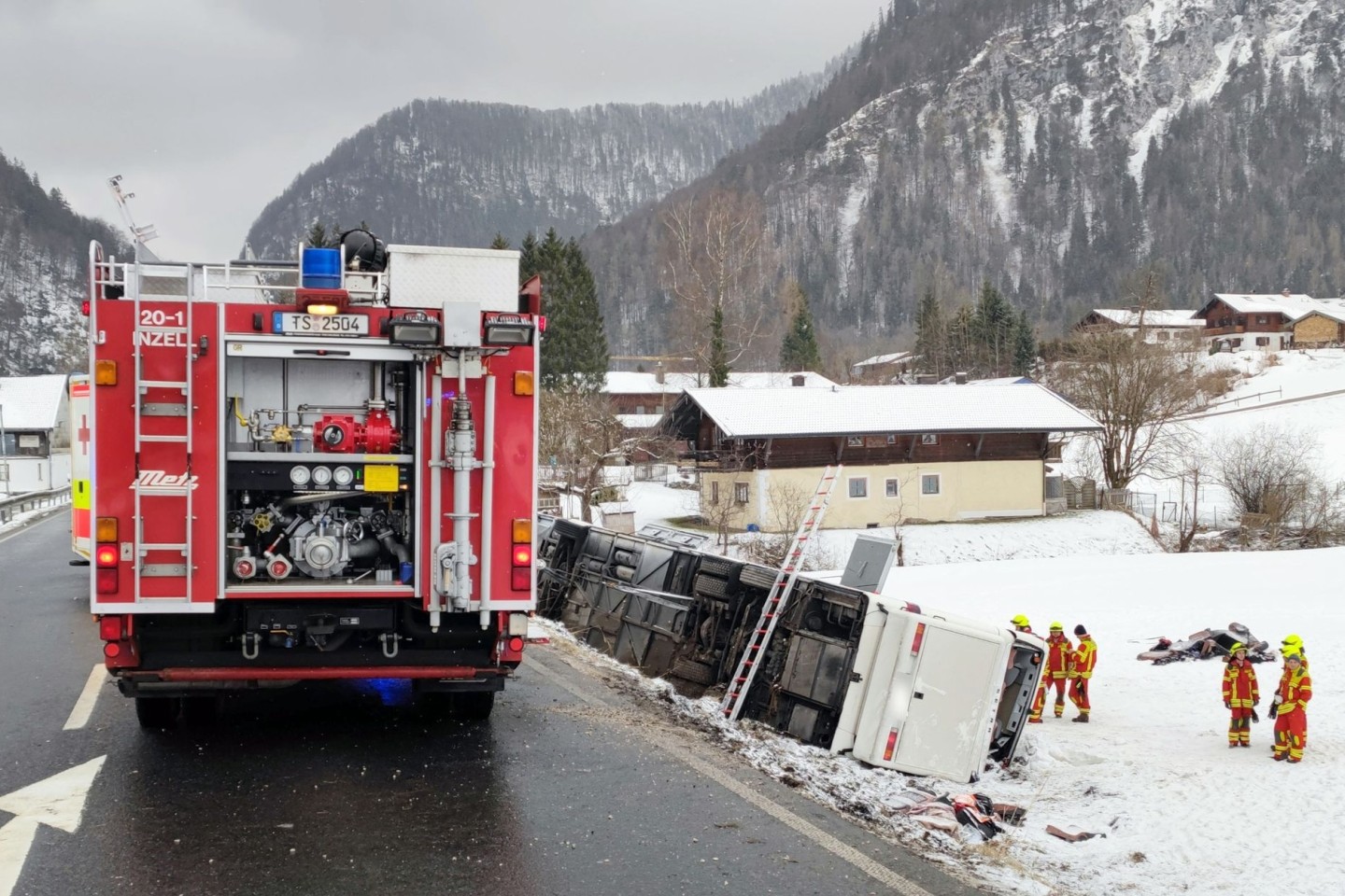 Bei dem Bus-Unfall nahe Inzell sind zahlreiche Menschen verletzt worden. Einige schwer.
