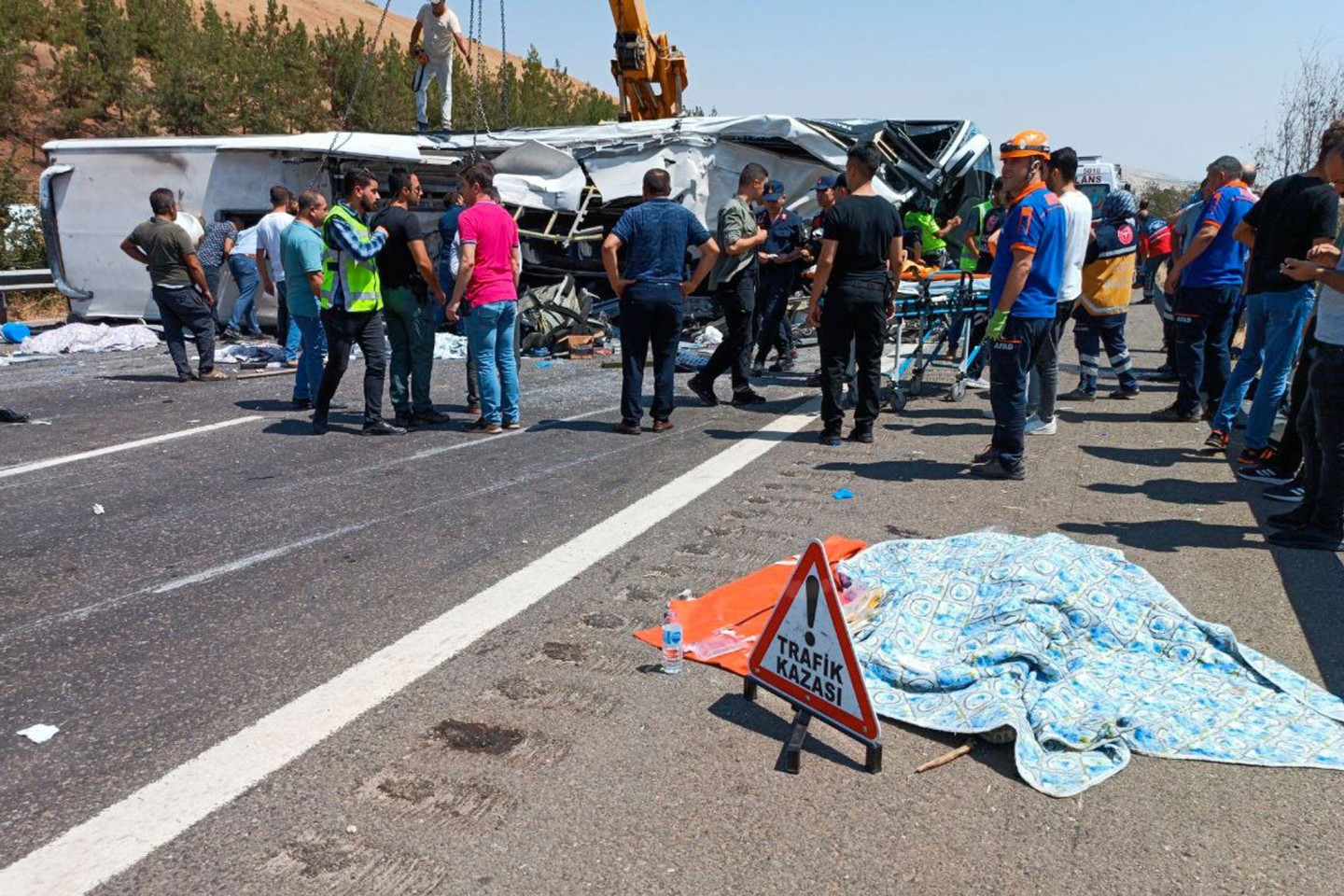 Nach einem Unfall auf einer Autobahn in Gaziantep sorgte ein Passagierbus für ein weiteres Unglück.