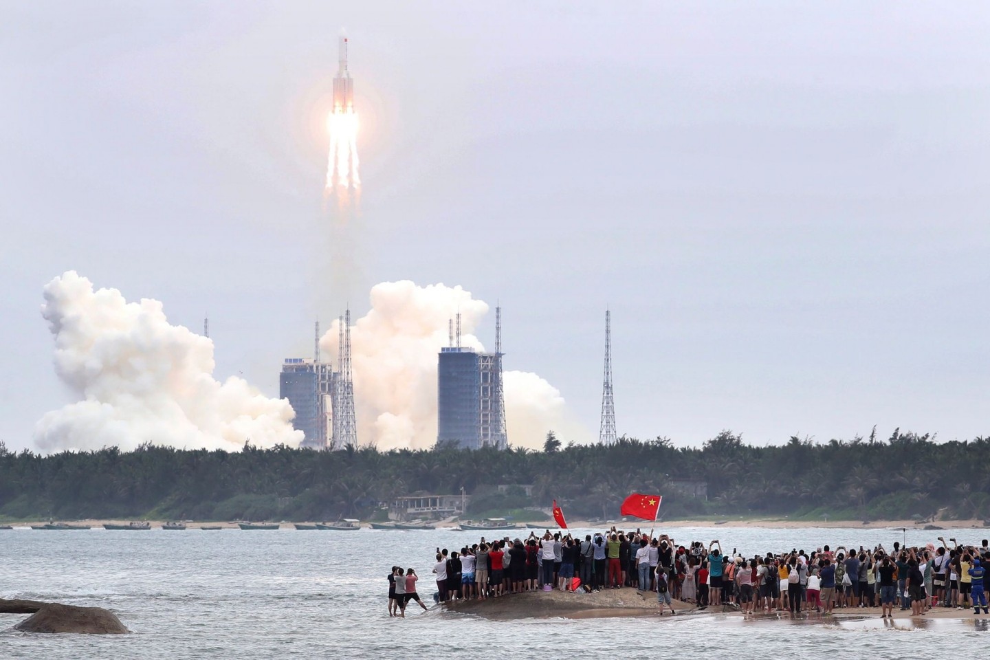 Schaulustige verfolgen den Start der Rakete vom Typ «Langer-Marsch-5B-Y2» von der Wenchang Spacecraft Launch Site in Hainan.