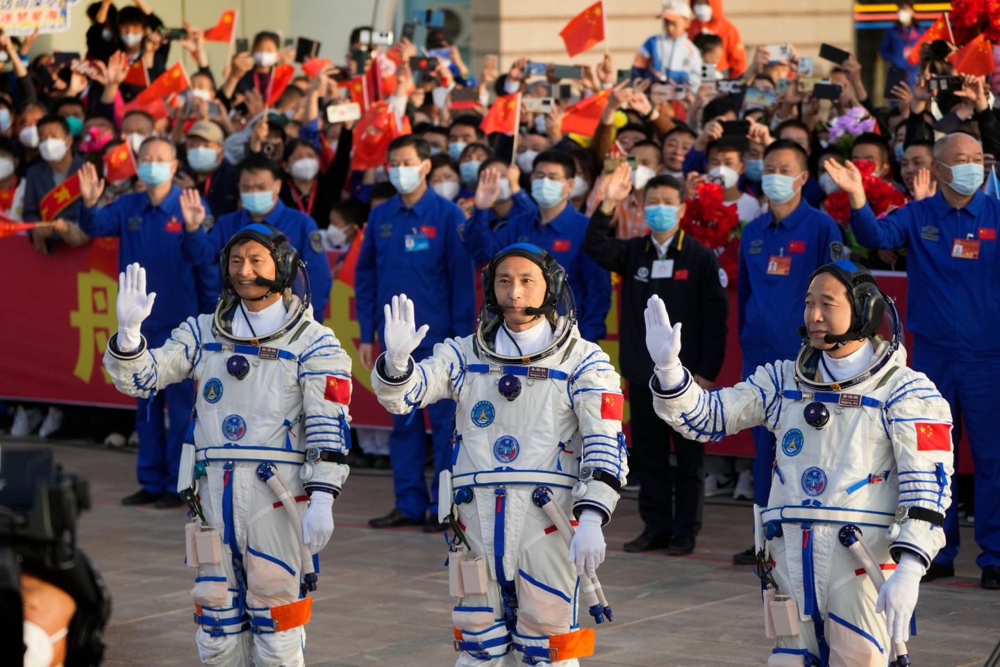 Die Astronauten der Shenzhou-16-Mission winken bei der Abschiedszeremonie vor ihrer bemannten Weltraummission. Schickt China schon bald sein erstes wiederverwendbares Raumschiff ins All?