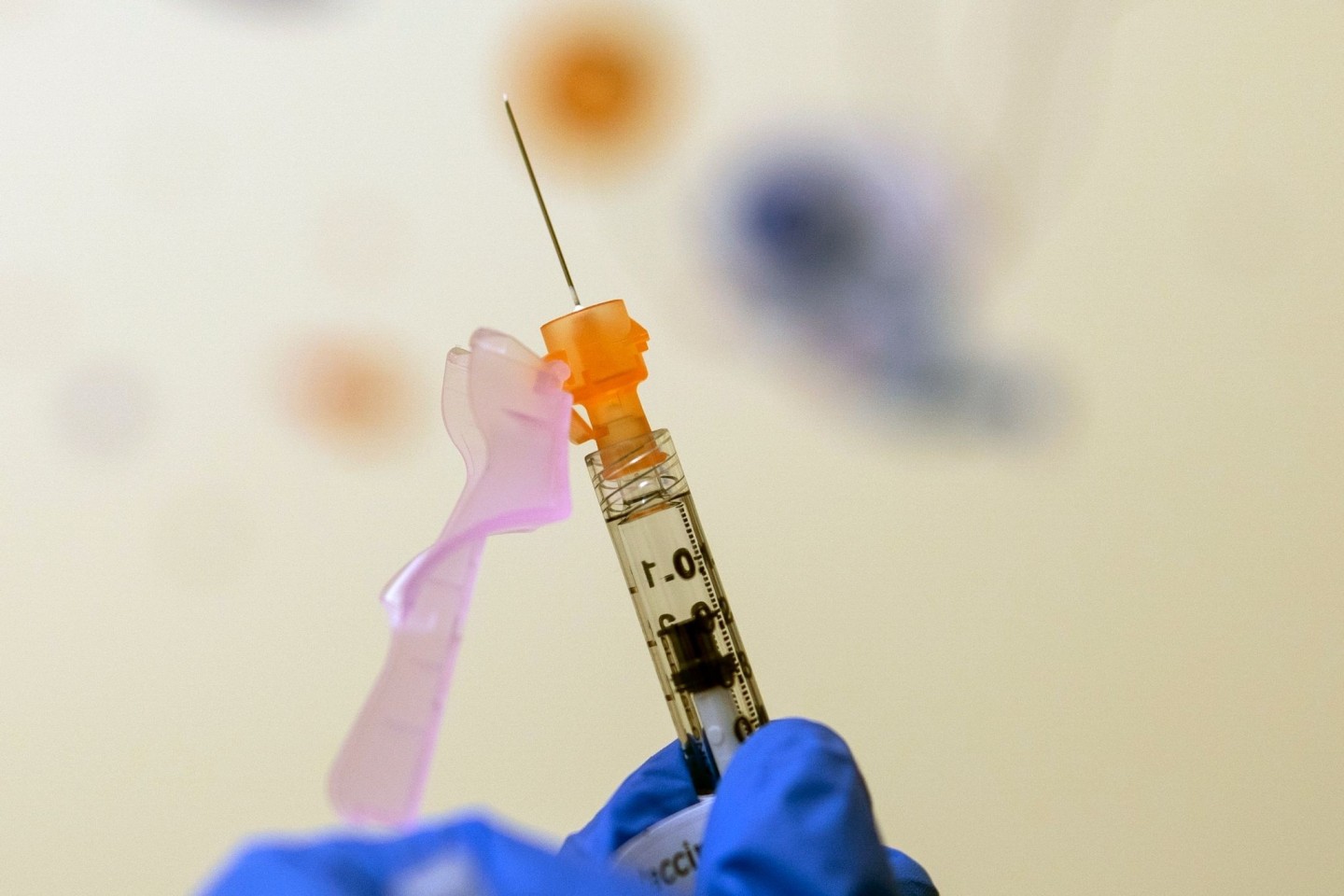 Eine Kinderdosis mit einem Corona-Impfstoff wird im 