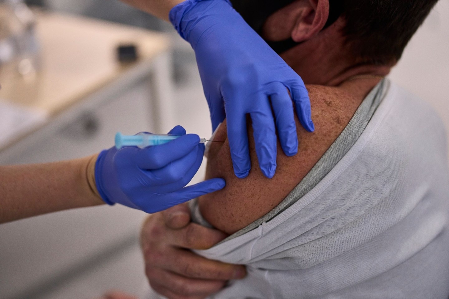 Ein Mann erhält in einem Madrider Krankenhaus den Impfstoff von Moderna. In Spanien und Portugal können jetzt auch Fünf- bis Elfjährige gegen Covid-19 geimpft werden.