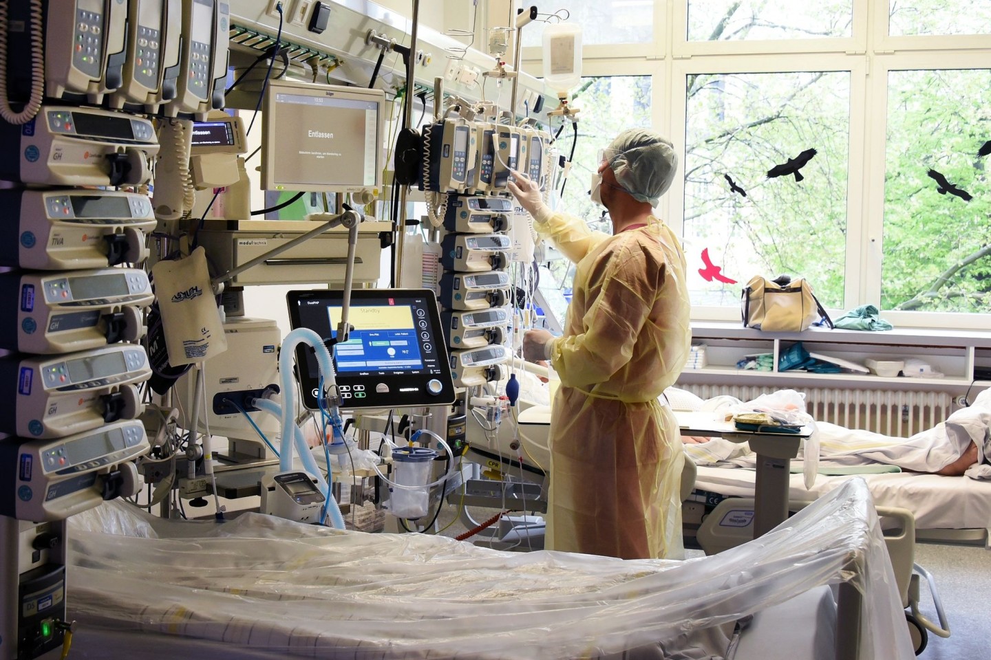 Ein Fachkrankenpfleger auf einer Intensivstation, auf der an Covid-19 erkrankte Patienten behandelt werden.