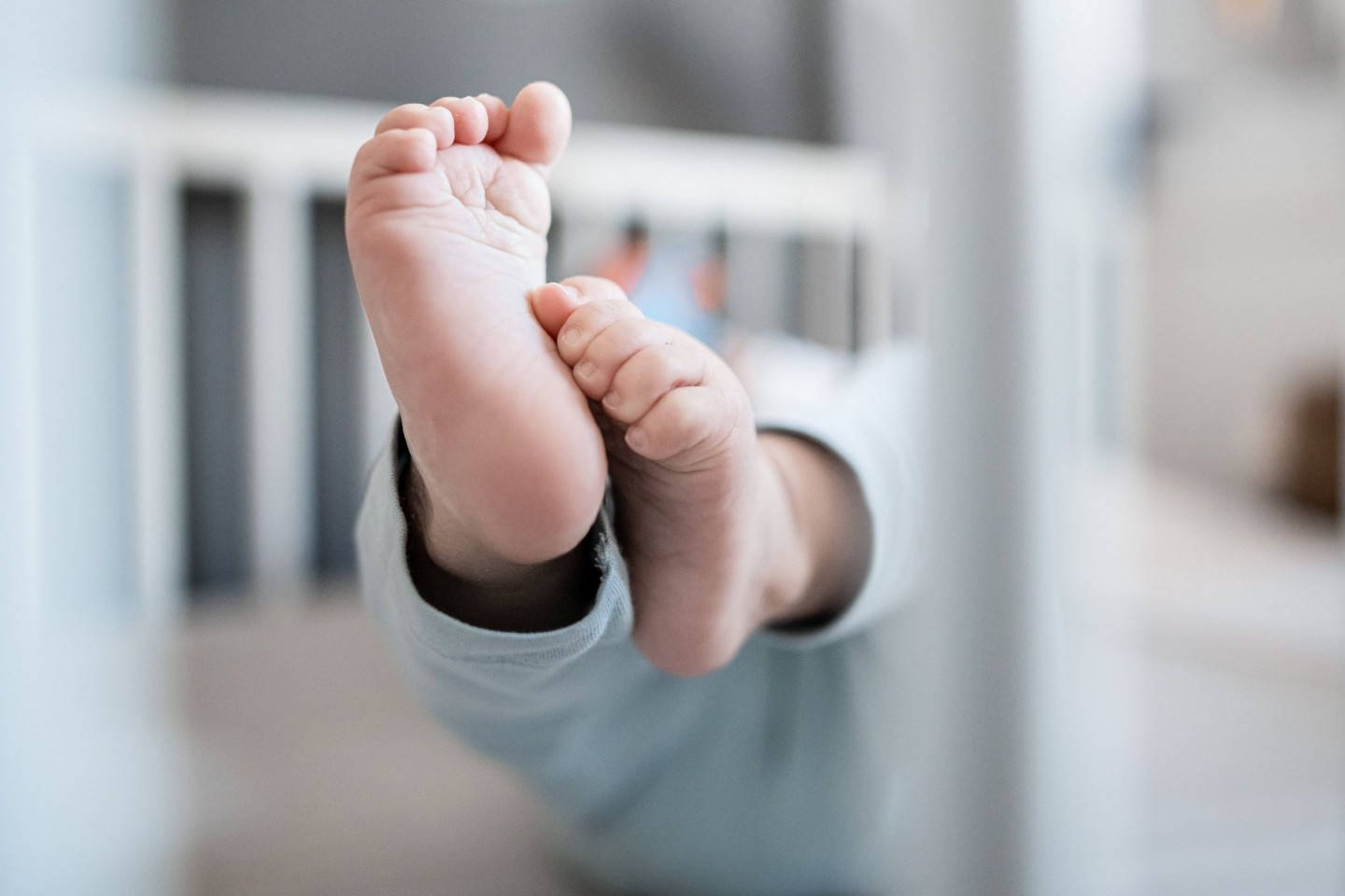 Die Füße eines Babys sind in einem Kinderbett zu sehen. Im vergangenen Jahr wurden in Deutschland weniger Kinder geboren als im Jahr davor. Laut dem Statistischen Bundesamt liegt das vor a...