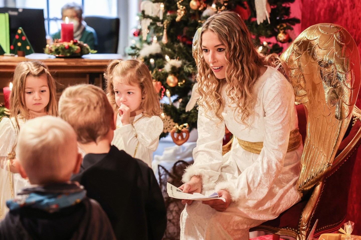 Die Darstellerin des Christkindes nimmt in der Christkindpostfiliale der Deutschen Post Wunschzettel von Kindern entgegen.