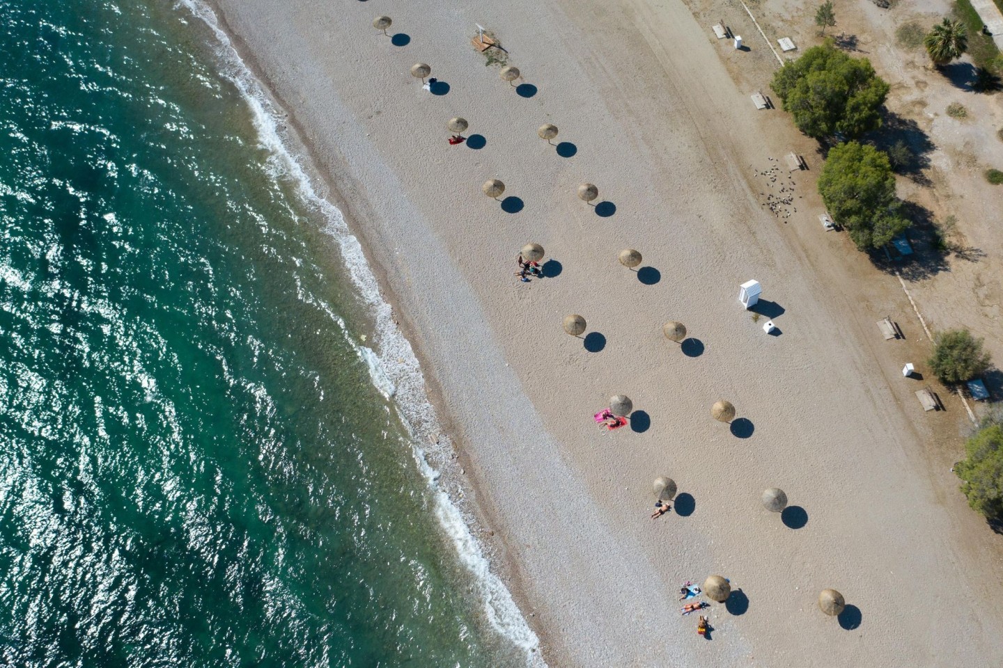 An einem Strand südlich von Athen: Griechenland empfängt bereits seit einigen Wochen wieder Touristen.