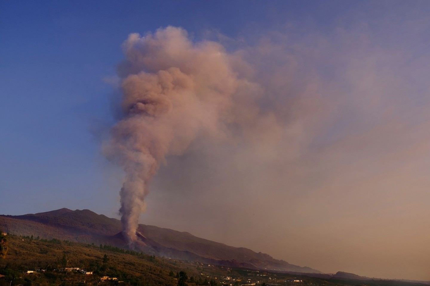 Der Vulkan auf der Kanareninsel La Palma. Die Lava hat bereist mehr als 1000 Gebäude zerstört, davon 880 Wohnhäuser.
