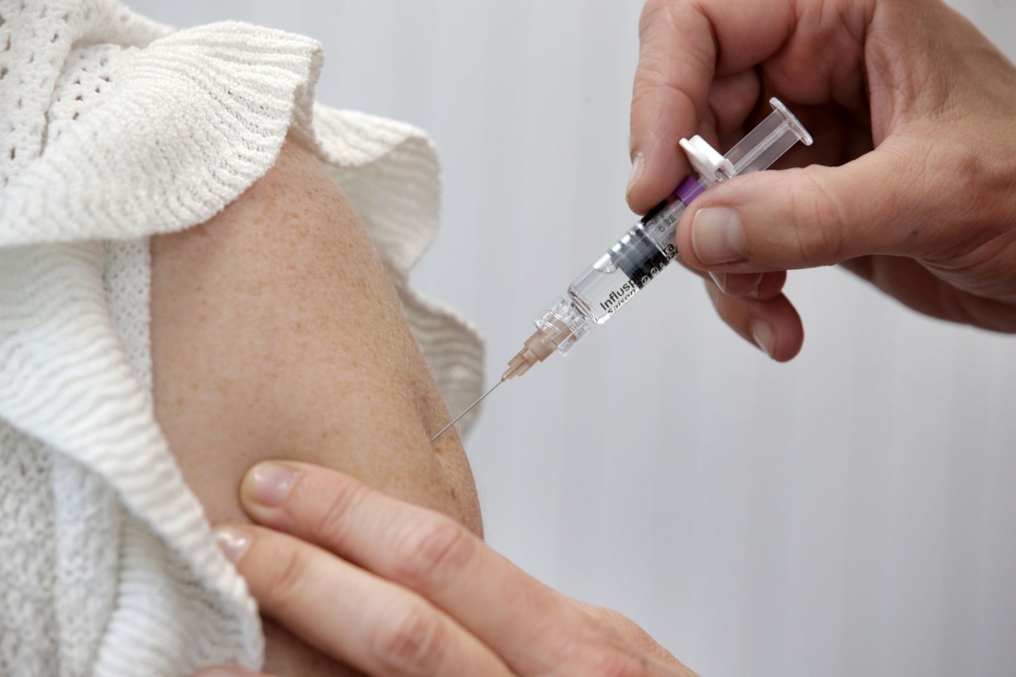 Im Zeitfenster von Oktober bis Mitte Dezember wird gefährdeten Gruppen zur Grippeschutzimpfung geraten.